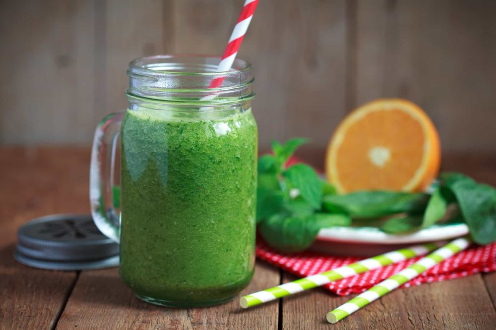Smoothie ze szpinakiem, pomarańczą, gruszką i bananem