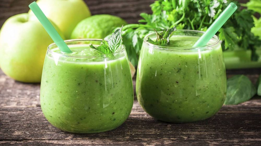 Rozgrzewające smoothie ze szpinakiem, pomarańczą i imbirem